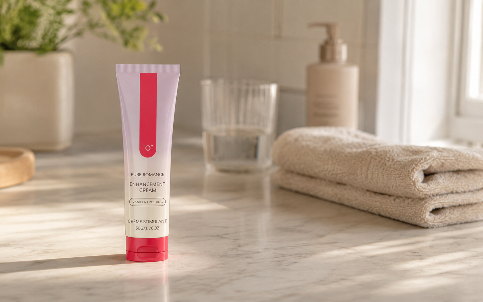 Bote de Ohh! Crema Placer sobre la encimera de un baño